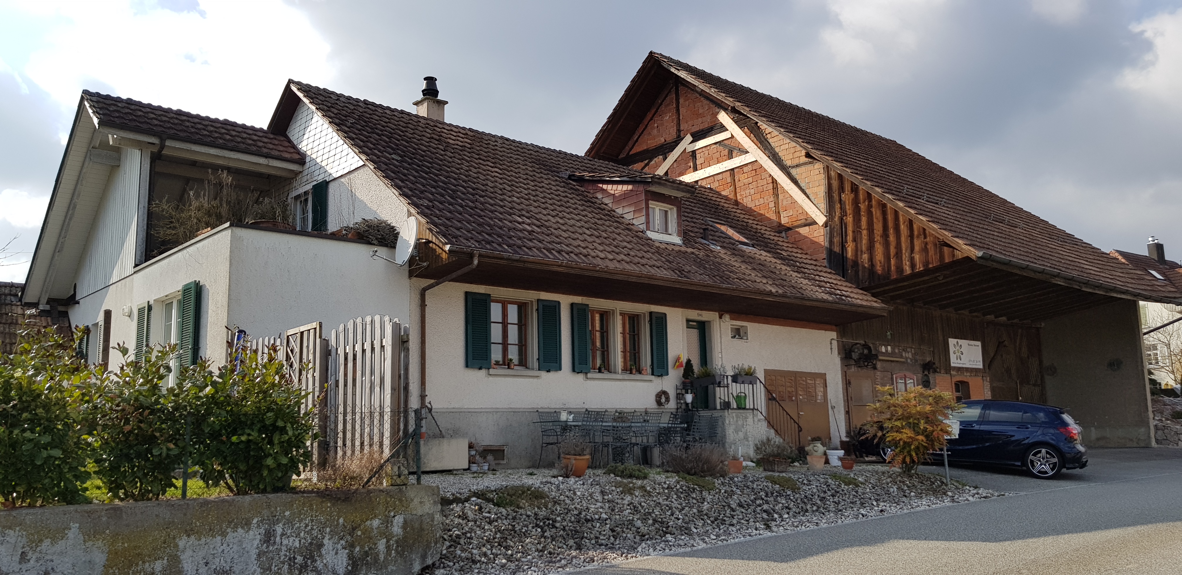 Tolles Bauernhaus mit viel Land zu verkaufen Weibel